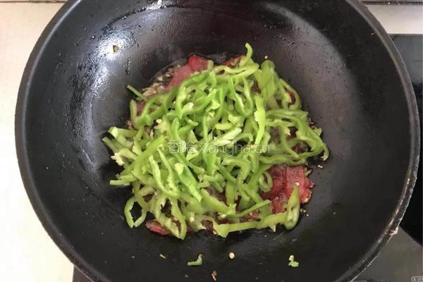 尖椒炒腊肉的做法图解6