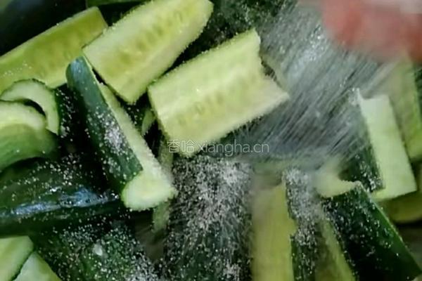 家常腌黄瓜的做法图解1