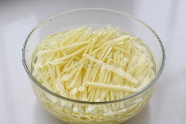 香菇炒土豆条的做法图解2