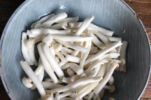 白玉菇辣炒肉丝的做法图解2