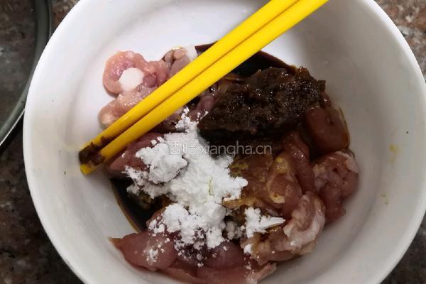 青椒炒肉的做法图解1