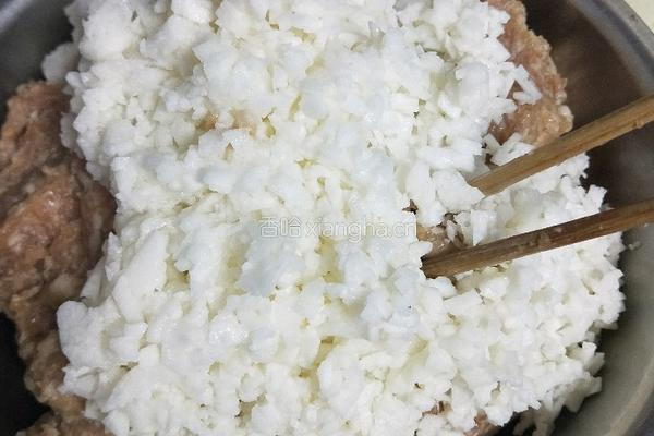 炸肉丸子的做法图解2