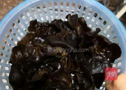 木耳炒大虾的做法图解1