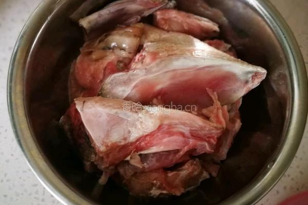 五花肉炖胖头鱼头的做法图解1