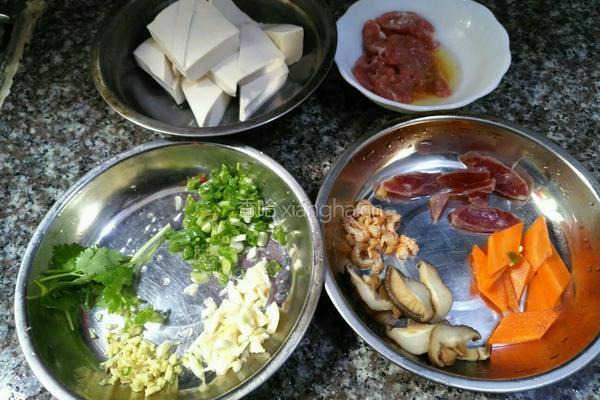 冬菇虾米豆腐煲的做法图解1