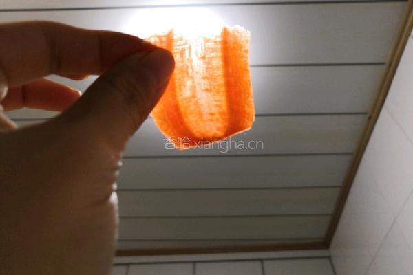 苦瓜胡萝卜炒蛋的做法图解1