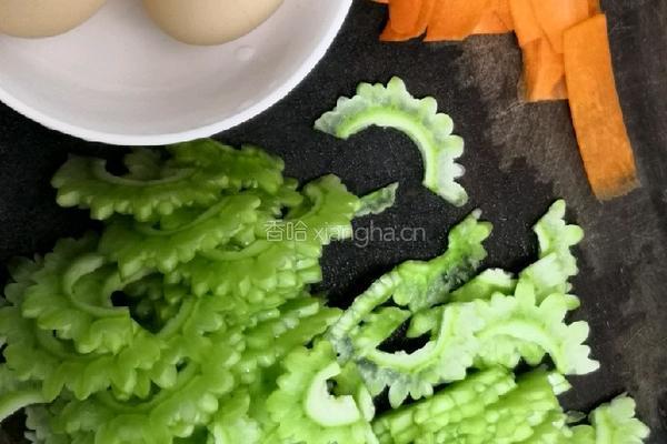 苦瓜胡萝卜炒蛋的做法图解2