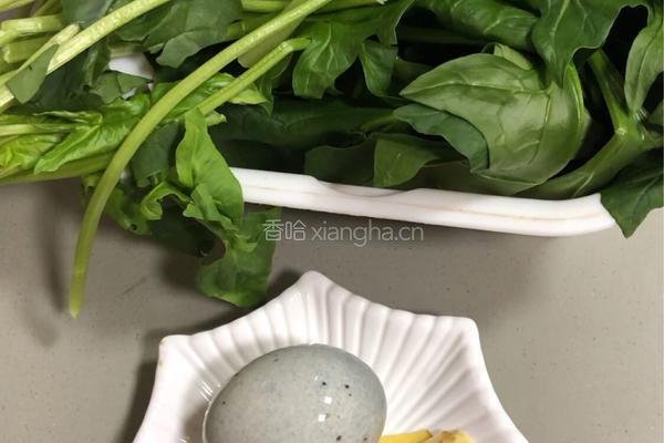 皮蛋虾皮菠菜汤的做法图解1