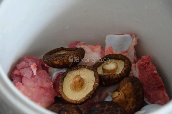 胡萝卜香菇骨头汤的做法图解3