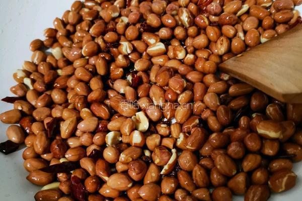 麻辣花生米的做法图解1
