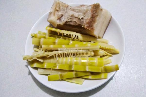 泡椒笋子炒肉片的做法图解1