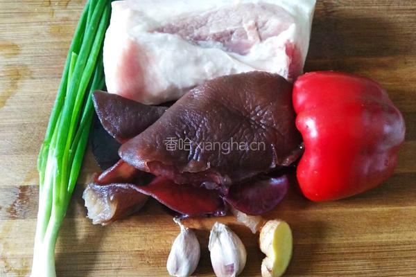 甜椒木耳回锅肉的做法图解1