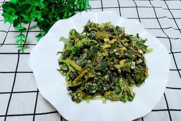 粉蒸芹菜叶的做法图解1