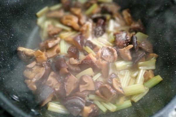 香菇炒芹菜的做法图解8
