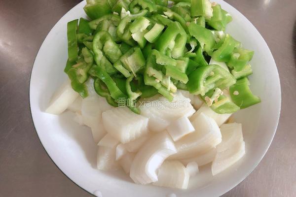爆炒尖椒肘花肉的做法图解2