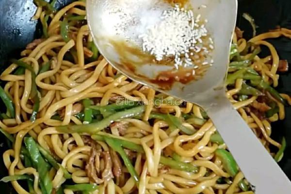 尖椒肉丝炒面的做法图解9