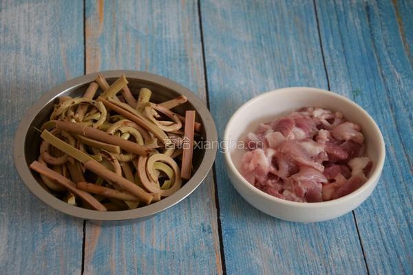 蕨菜炒肉的做法图解1
