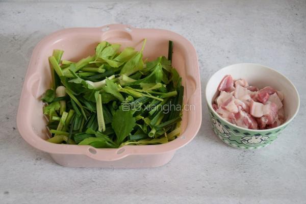香芹蒜苗炒肉的做法图解1