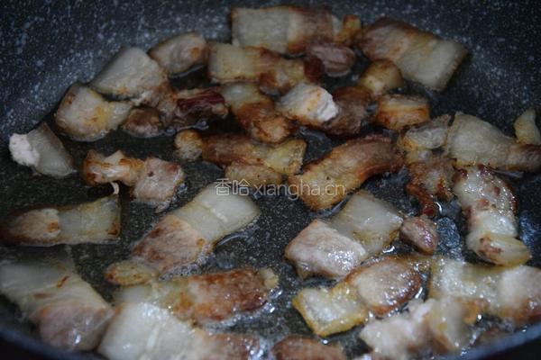 香芹蒜苗炒肉的做法图解2