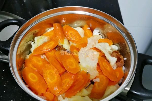 胡萝卜腊肠焖米饭的做法图解2