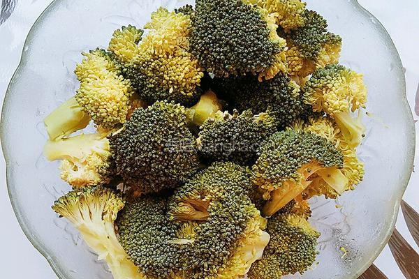 状元菜（胡萝卜浇汁西蓝花）的做法图解2