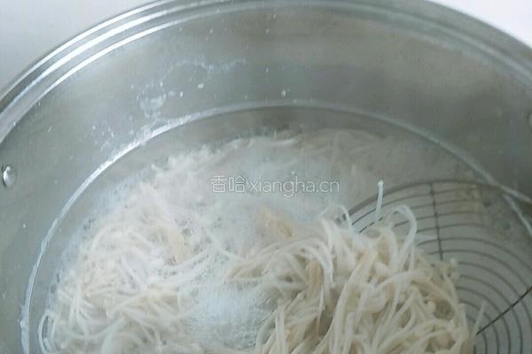 酸辣金针菇的做法图解2