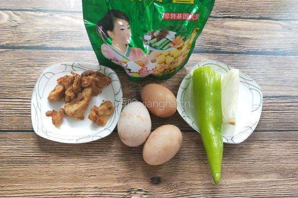 蒸油渣鸡蛋辣椒酱的做法图解2