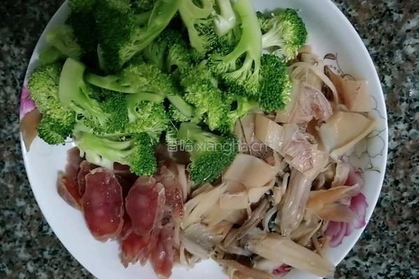 鱿鱼干炒西兰花的做法图解1