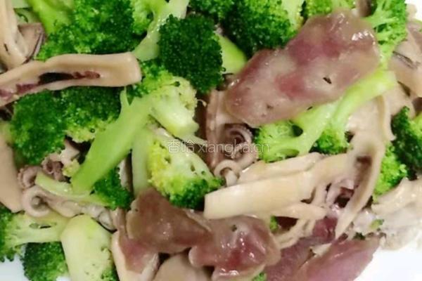 鱿鱼干炒西兰花的做法图解3