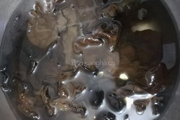 芹菜炒木耳的做法图解2