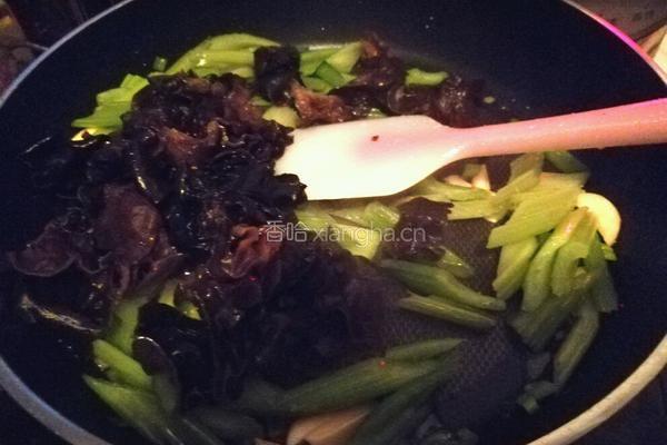 芹菜炒木耳的做法图解8