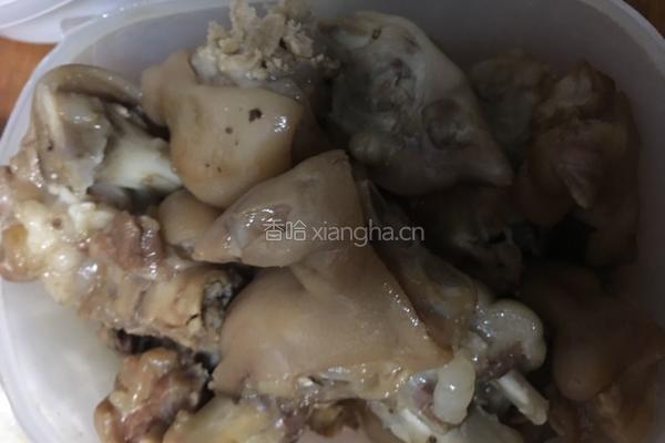 腊八蒜烧猪蹄的做法图解1