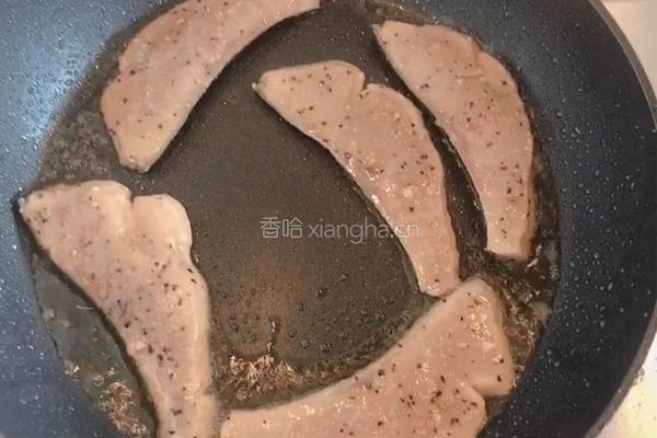 香煎黑椒三文鱼/沙拉通心粉的做法图解6