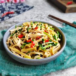 青蒜苗炒豆腐皮的做法[图]