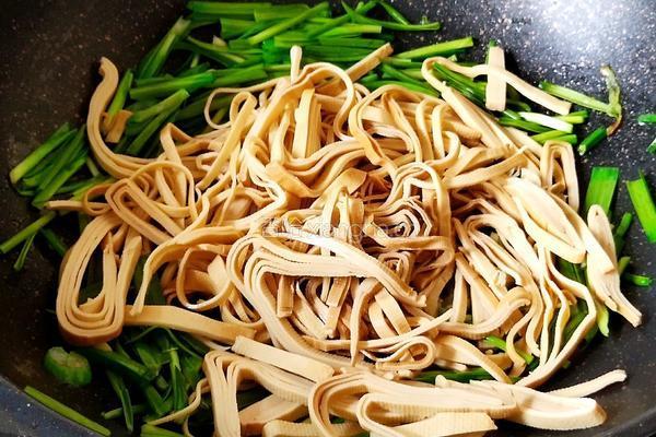青蒜苗炒豆腐皮的做法图解4