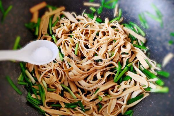 青蒜苗炒豆腐皮的做法图解7