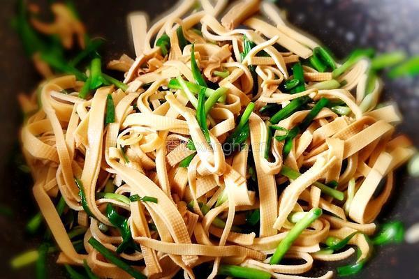 青蒜苗炒豆腐皮的做法图解8