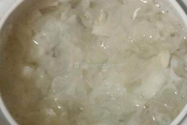 银耳莲子雪梨羹的做法图解2