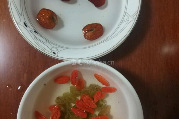 银耳莲子雪梨羹的做法图解3