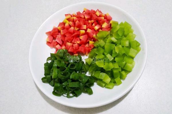 莴笋胡萝卜肉丁炒饭的做法图解2