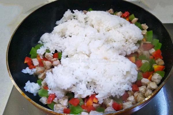 莴笋胡萝卜肉丁炒饭的做法图解10