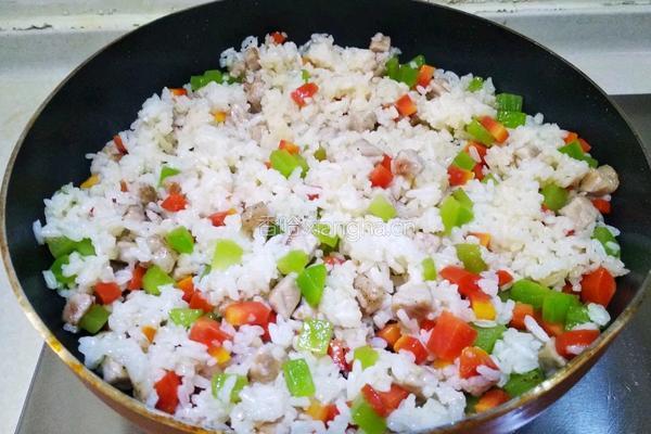 莴笋胡萝卜肉丁炒饭的做法图解11