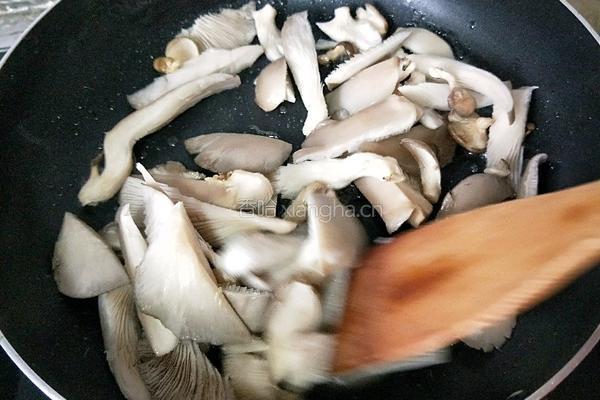 黑平菇炒香干的做法图解3