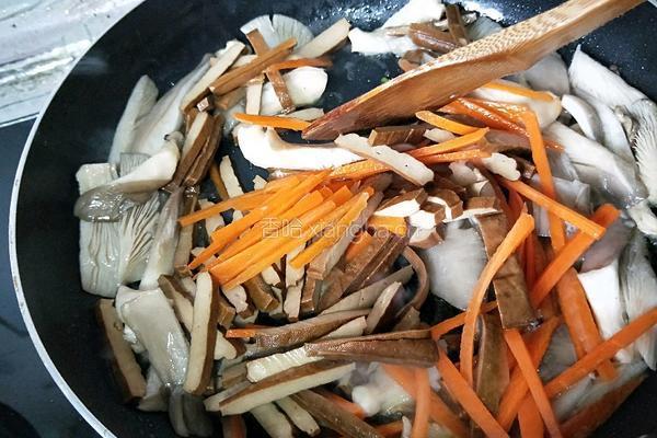 黑平菇炒香干的做法图解4