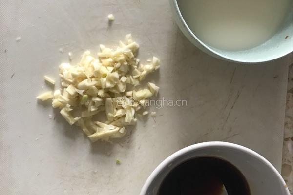 蒸蒜蓉白菜肉卷的做法图解5