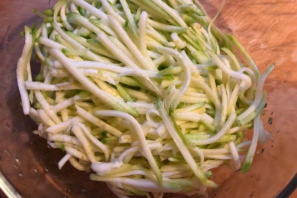 西葫芦鸡蛋饼的做法图解2