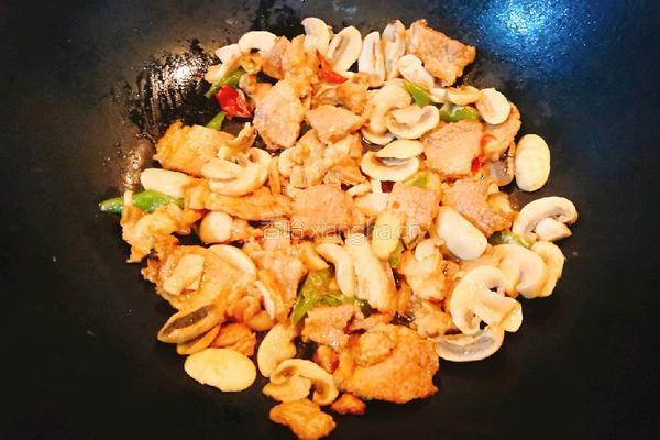 白蘑菇炒肉的做法图解8