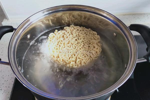 火腿蔬菜炒方便面的做法图解3