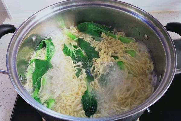 火腿蔬菜炒方便面的做法图解4