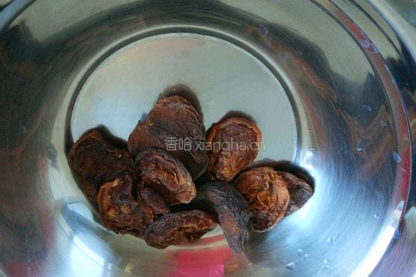 冰糖杏干桂圆茶的做法图解1